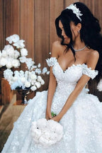 Abito da sposa lungo di lusso con balze, scollo a spalle scoperte e pizzi applicati
