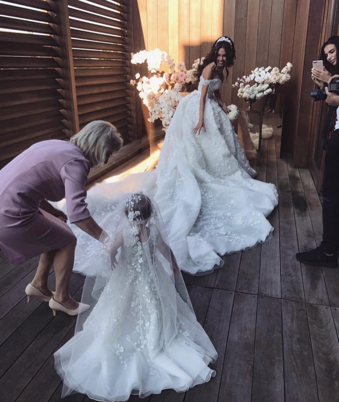 Luxuriöses langes Ballkleid mit schulterfreier Spitze und Applikationen