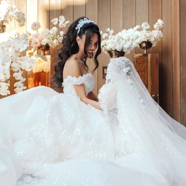 Luxuriöses langes Ballkleid mit schulterfreier Spitze und Applikationen