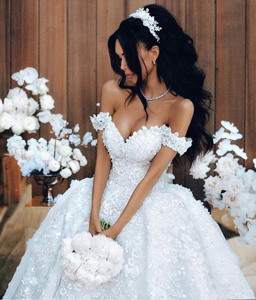 Abito da sposa lungo di lusso con balze, scollo a spalle scoperte e pizzi applicati