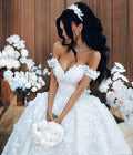Abito da sposa lungo di lusso con balze, scollo a spalle scoperte e pizzi applicati