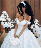 Abito da sposa lungo di lusso con balze, scollo a spalle scoperte e pizzi applicati