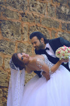 Abito da sposa lungo di lusso con corpetto a cuore, cristalli e perline, con maniche