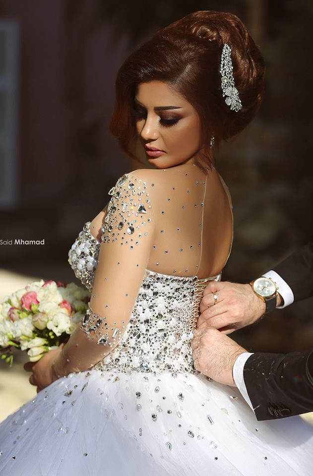 Abito da sposa lungo di lusso con corpetto a cuore, cristalli e perline, con maniche