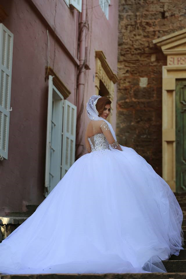 Abito da sposa lungo di lusso con corpetto a cuore, cristalli e perline, con maniche