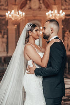 Abito da sposa lungo di lusso a sirena con spalline sottili e glitter, con pizzo
