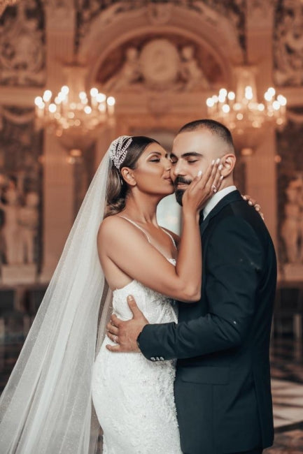 Abito da sposa lungo di lusso a sirena con spalline sottili e glitter, con pizzo