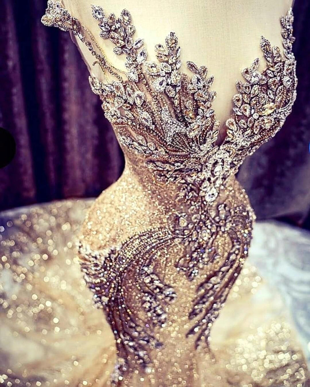 Abito da sera lungo di lusso a sirena con scollo a V e perline in tulle