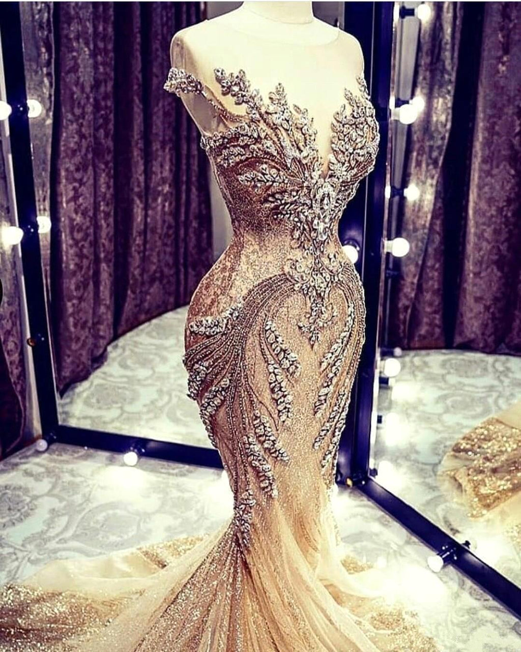 Abito da sera lungo di lusso a sirena con scollo a V e perline in tulle
