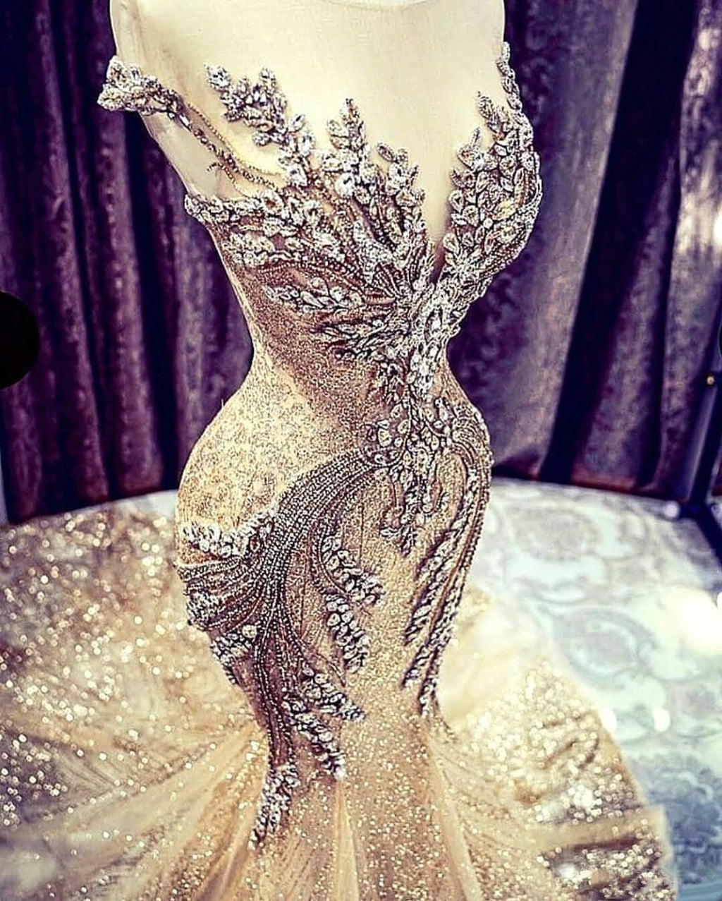 Abito da sera lungo di lusso a sirena con scollo a V e perline in tulle