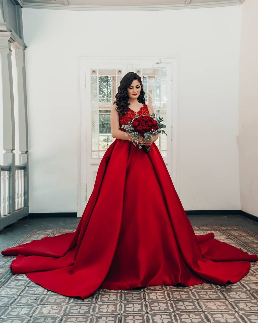 Vestidos de Noiva Luxuosos Longos Princesa em Cetim com Decote em V e Renda