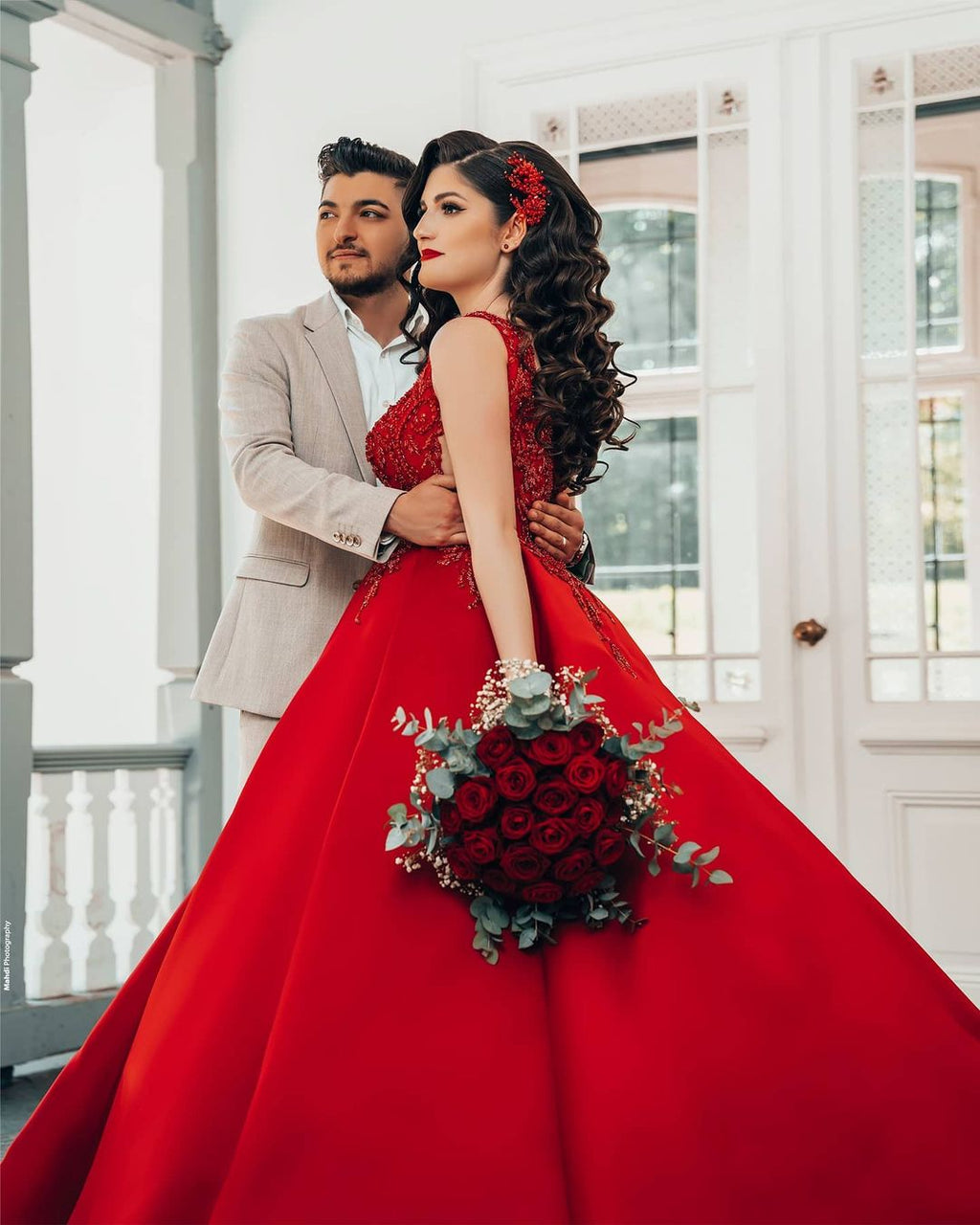 Vestidos de Noiva Luxuosos Longos Princesa em Cetim com Decote em V e Renda