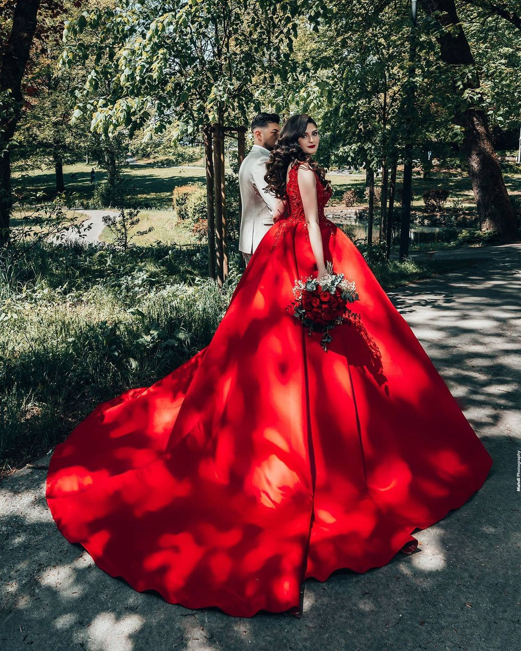 Vestidos de Noiva Luxuosos Longos Princesa em Cetim com Decote em V e Renda