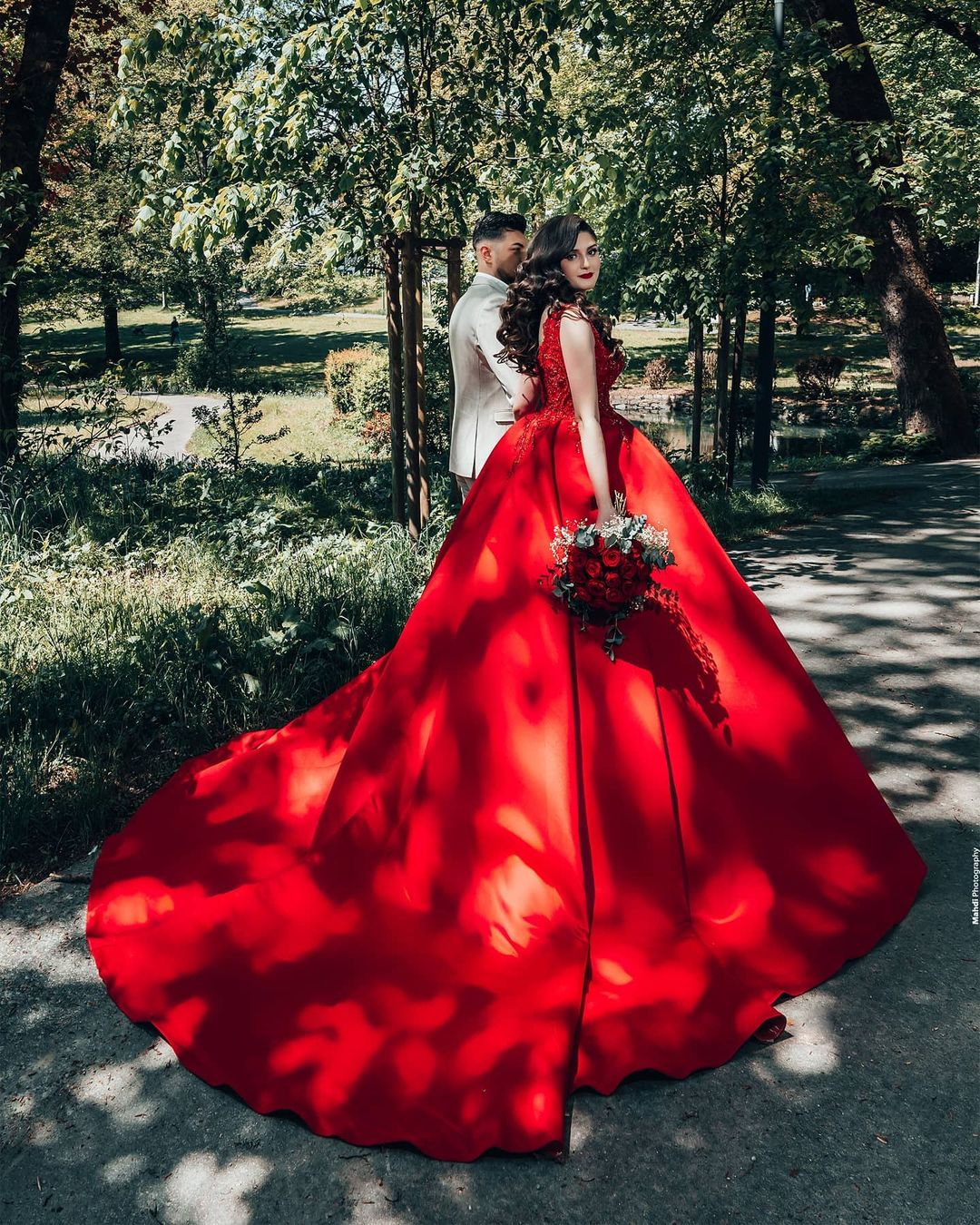 Vestidos de Noiva Luxuosos Longos Princesa em Cetim com Decote em V e Renda