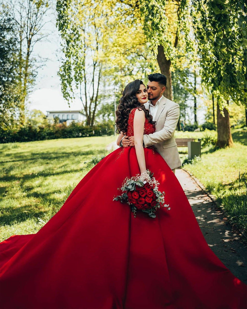 Vestidos de Noiva Luxuosos Longos Princesa em Cetim com Decote em V e Renda