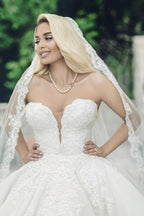 Abiti da sposa lunghi di lusso a linea ad A senza maniche con scollo a cuore e pizzo
