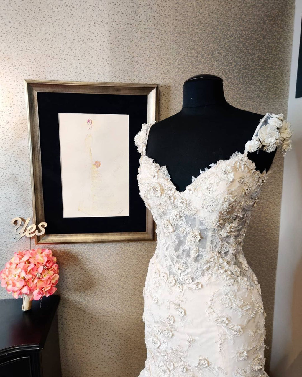 Abito da sposa lussuoso con scollo a cuore, schiena scoperta e pizzo a sirena