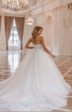 Vestido de noiva de renda, sem mangas, com alças finas luxuosas e saia ampla