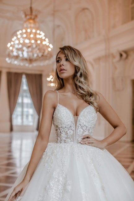 Vestido de noiva de renda, sem mangas, com alças finas luxuosas e saia ampla