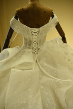Abito da sposa sontuoso in tulle con corsetto a lacci e balze