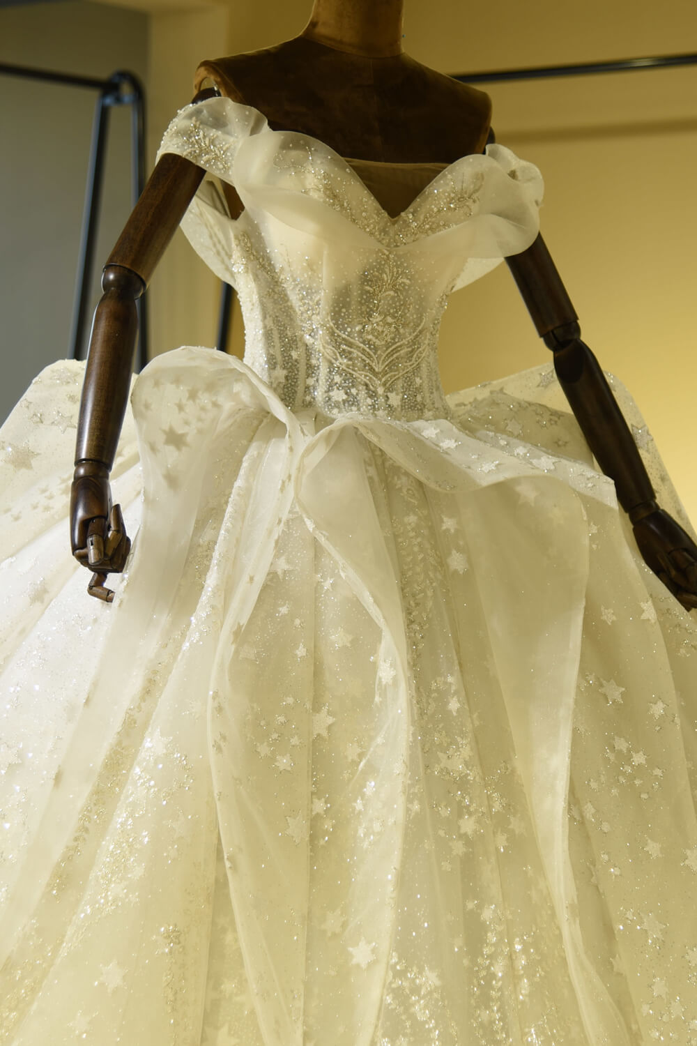 Abito da sposa sontuoso in tulle con corsetto a lacci e balze