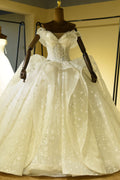 Abito da sposa sontuoso in tulle con corsetto a lacci e balze