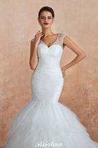 Luxuriöses weißes Brautkleid mit V-Ausschnitt, Flügelärmeln, Schnürung und Pailletten