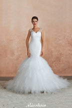 Luxuriöses weißes Brautkleid mit V-Ausschnitt, Flügelärmeln, Schnürung und Pailletten