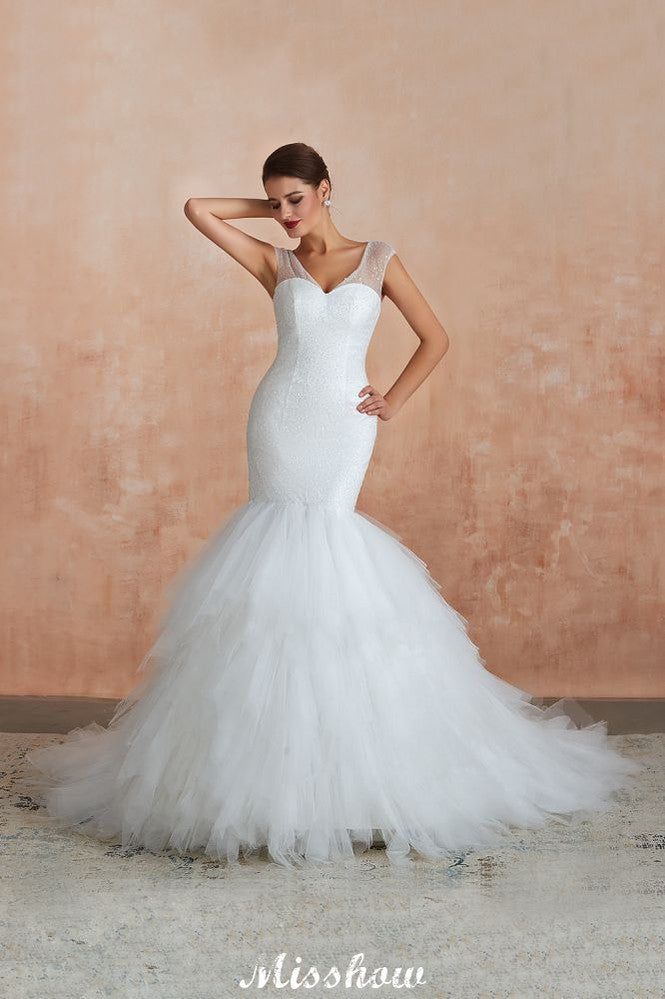 Luxuriöses weißes Brautkleid mit V-Ausschnitt, Flügelärmeln, Schnürung und Pailletten