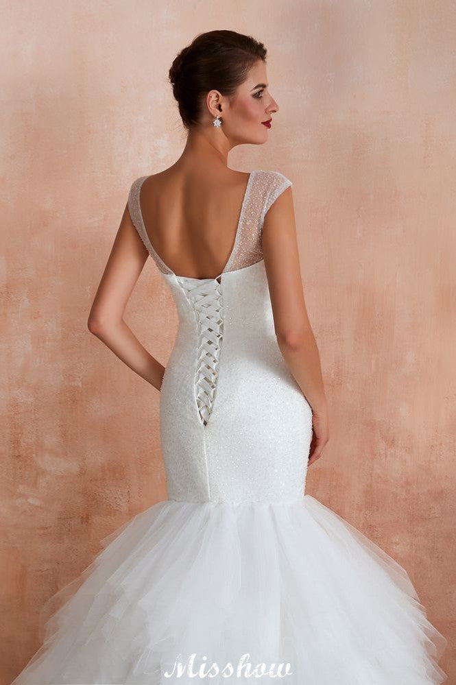 Luxuriöses weißes Brautkleid mit V-Ausschnitt, Flügelärmeln, Schnürung und Pailletten