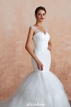 Luxuriöses weißes Brautkleid mit V-Ausschnitt, Flügelärmeln, Schnürung und Pailletten
