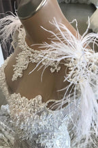 Luxuriöses weißes, hohles, herzförmiges, offenes, langes Spitzen-Brautkleid mit Pelz-Ausschnitt 