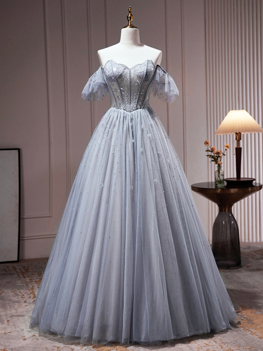 Robe de fête grise en tulle à épaules dénudées ornée de perles, robe de bal formelle en tulle coupe évasée