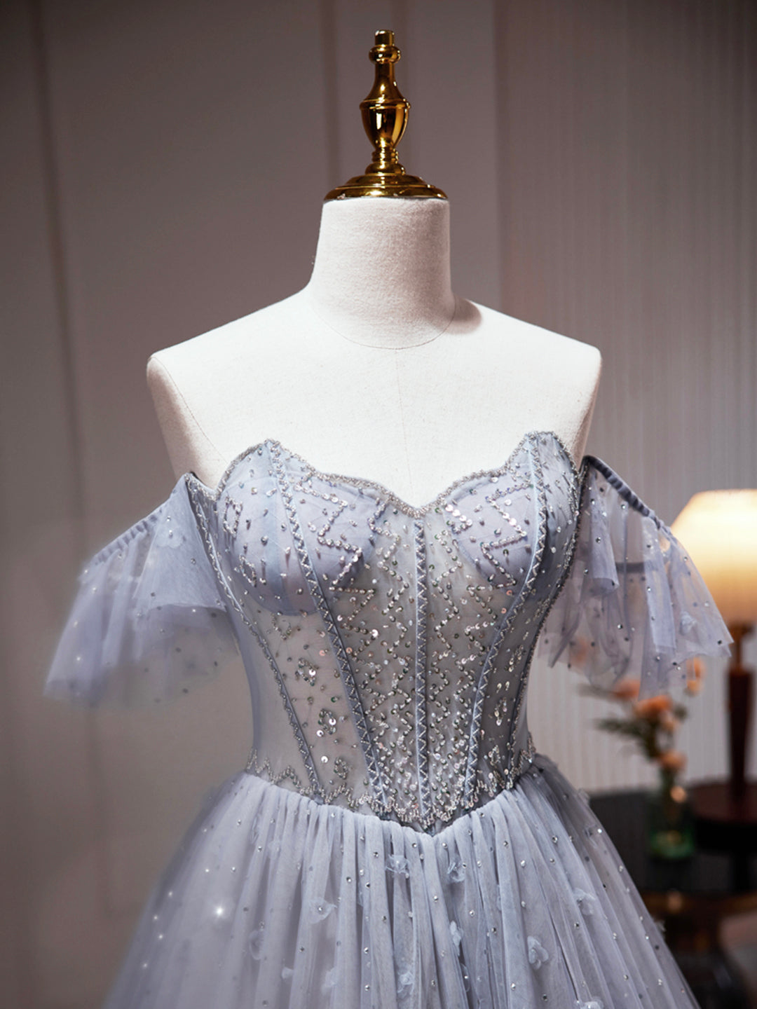 Robe de fête grise en tulle à épaules dénudées ornée de perles, robe de bal formelle en tulle coupe évasée