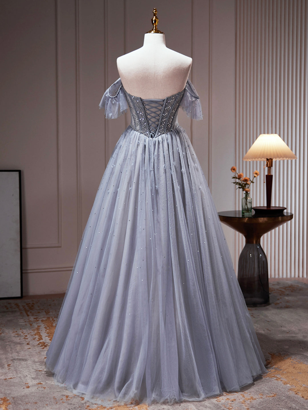 Robe de fête grise en tulle à épaules dénudées ornée de perles, robe de bal formelle en tulle coupe évasée