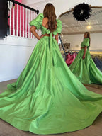 Makai | Grünes zweiteiliges Ballkleid aus Satin mit Puffärmeln und Schlitz