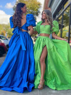 Makai | Grünes zweiteiliges Ballkleid aus Satin mit Puffärmeln und Schlitz