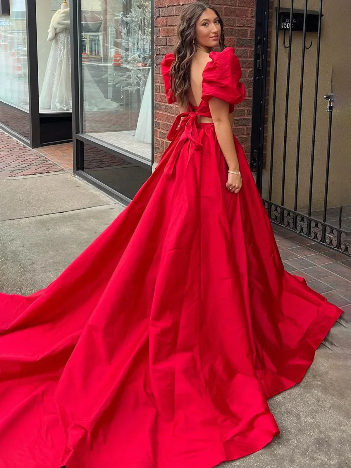 Makai | Grünes zweiteiliges Ballkleid aus Satin mit Puffärmeln und Schlitz