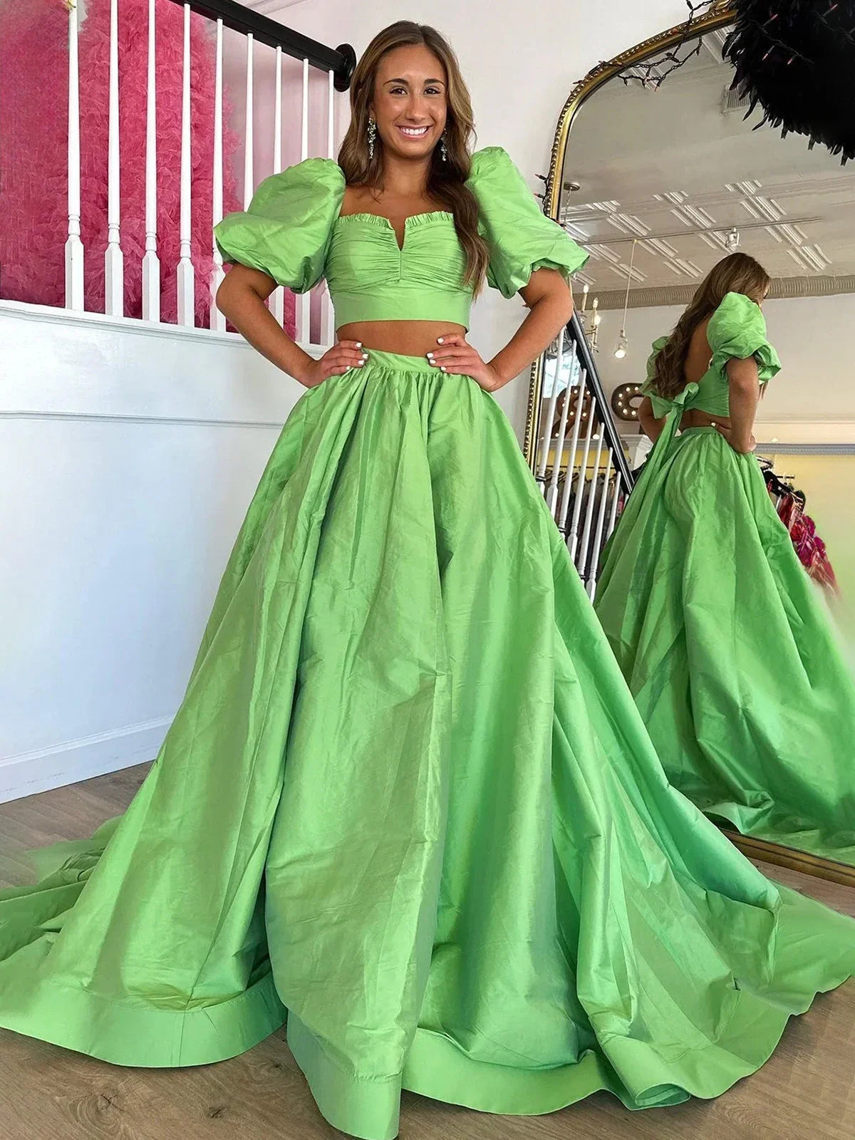 Makai | Grünes zweiteiliges Ballkleid aus Satin mit Puffärmeln und Schlitz
