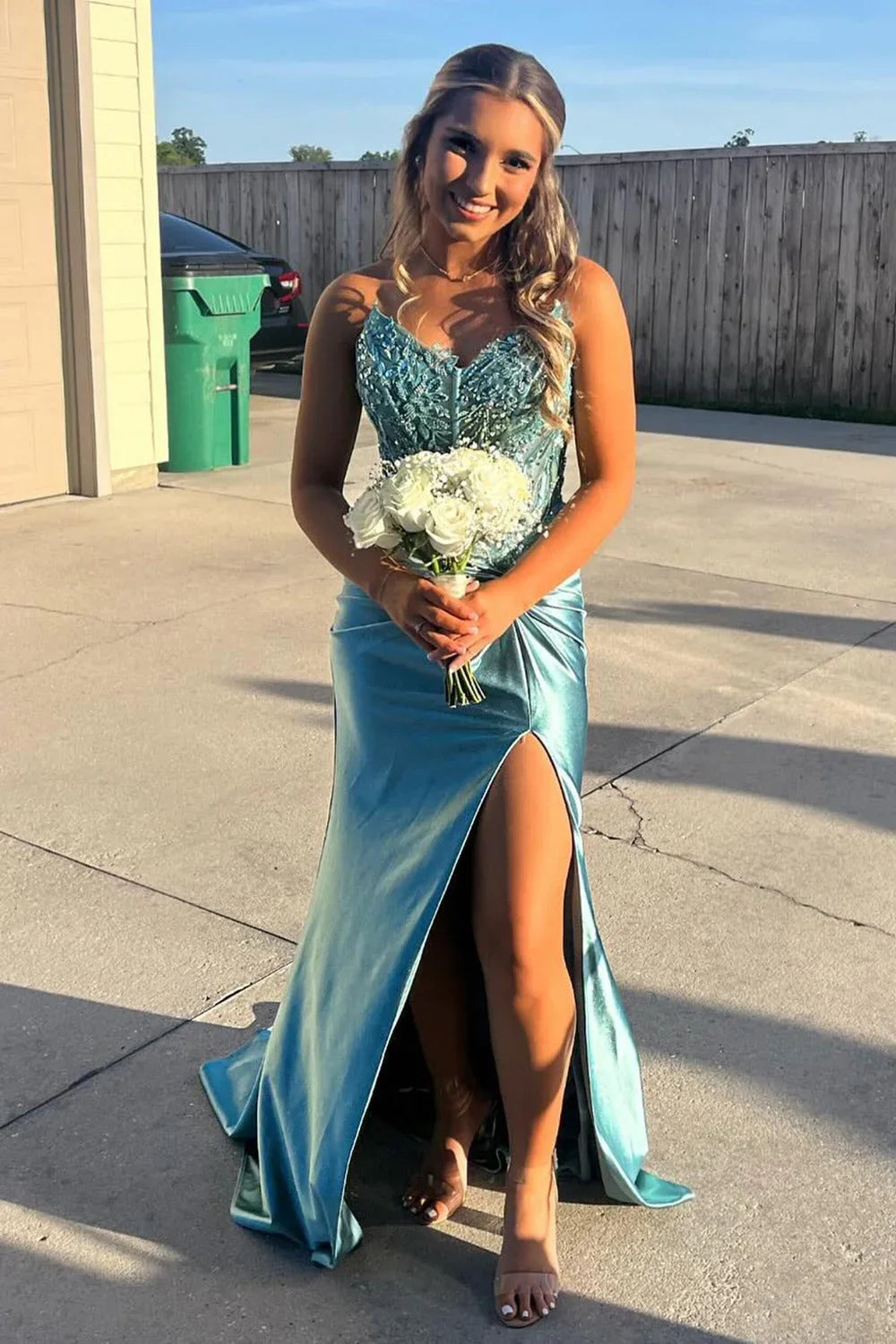 Marcia | Vestido largo de gala sirena de satén azul con tirantes finos y cuentas