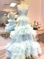 Marin | Vestido de fiesta azul cielo con escote en V, volantes y falda de tul en línea A