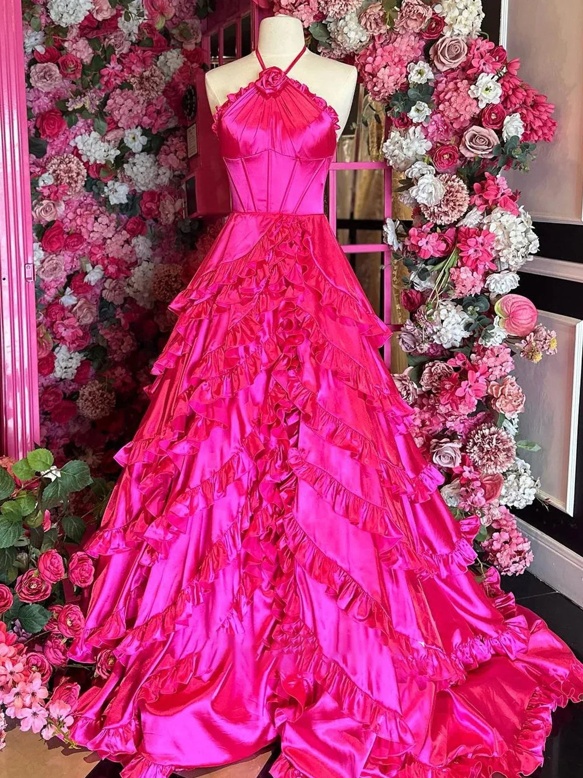 Markel | Robe longue de bal à volants superposés et col licou fuchsia