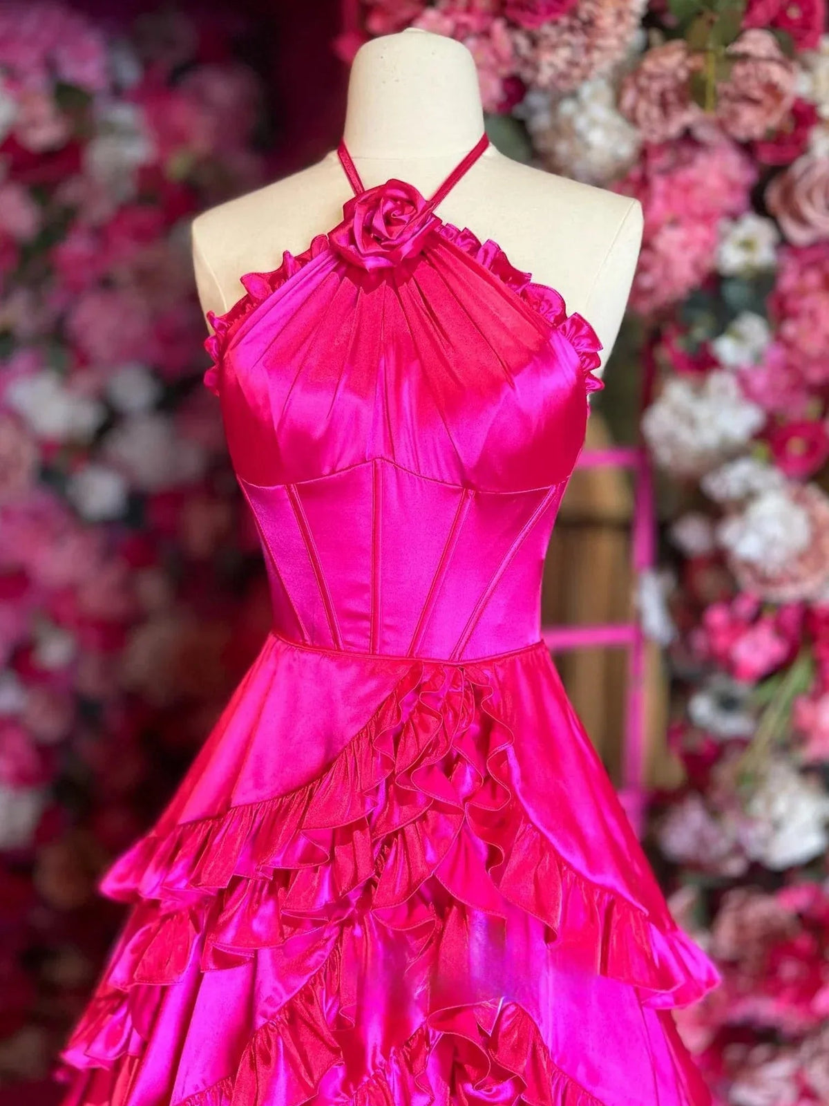 Markel | Robe longue de bal à volants superposés et col licou fuchsia