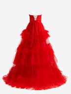 Vestido de noite vermelho em linha A, sem alças, com folhos em tule