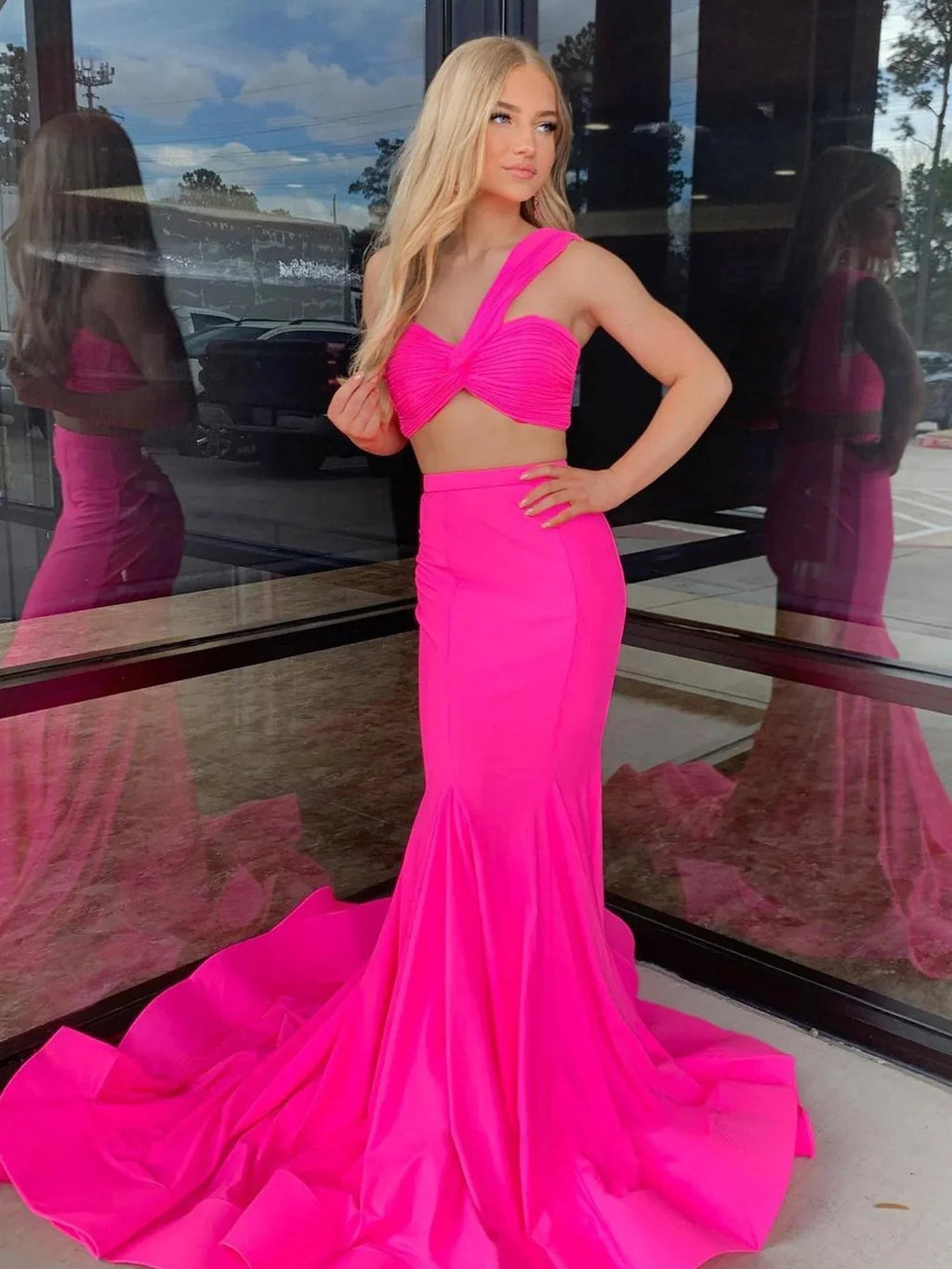 Maven | Robe de bal sirène en satin rose vif deux pièces à une épaule