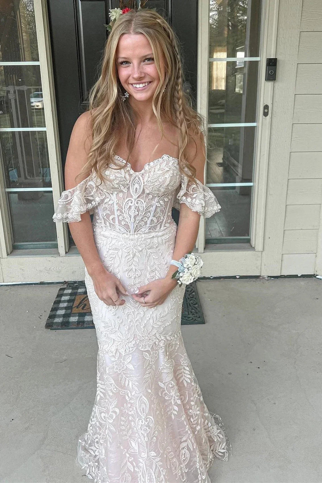 Mckail | Robe longue de bal bleue à fleurs en dentelle avec volants et épaules dénudées