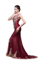 Robes de soirée bordeaux en tulle longueur balayage à coupe sirène avec appliqué