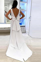 Vestido de Noiva Branco de Cetim com Decote Profundo em V, Cauda e Costas Descobertas estilo Sereia