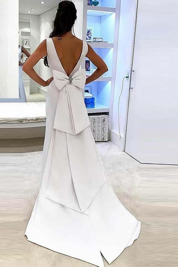 Vestido de Noiva Branco de Cetim com Decote Profundo em V, Cauda e Costas Descobertas estilo Sereia