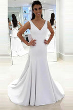 Vestido de Noiva Branco de Cetim com Decote Profundo em V, Cauda e Costas Descobertas estilo Sereia
